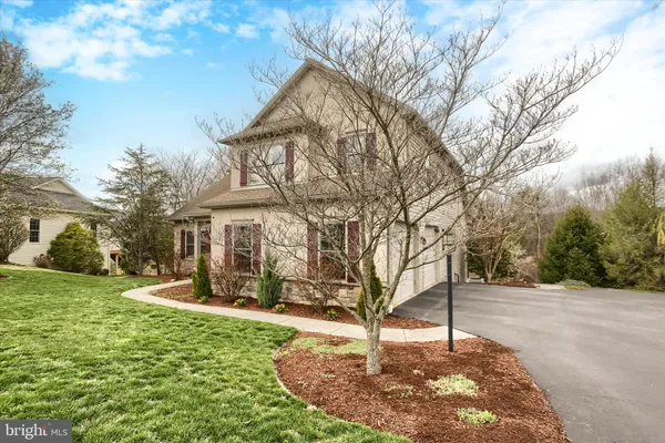 a view of a house with a backyard