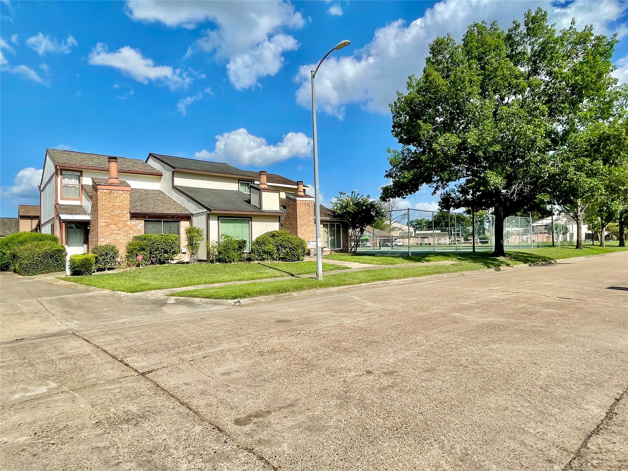 7840 Bateman Lane Houston, TX 77088 - Photo 22 of 25 a view of a volley ball court