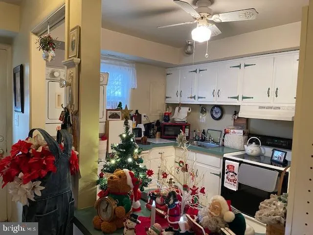 a room with lots of flowers and lots of stuff