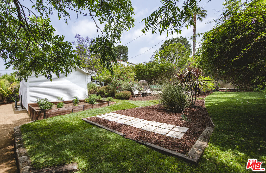 2124 Ridgeview Avenue Los Angeles, CA 90041 - Photo 31 of 33 a view of a backyard with a garden