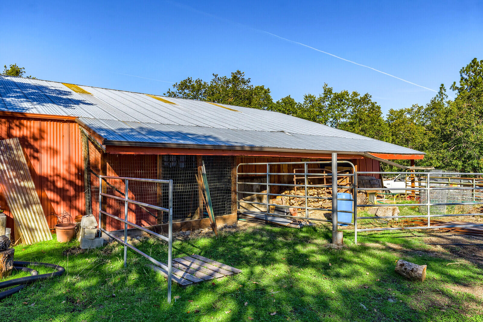 1477 Worthington Road Eagle Point, OR 97524 - Photo 49 of 65 50-Barn