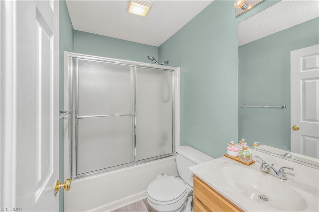 5415 Bridgegate Drive Winston-Salem, NC 27106 - Photo 26 of 41 hall bathroom in between second and third bedrooms