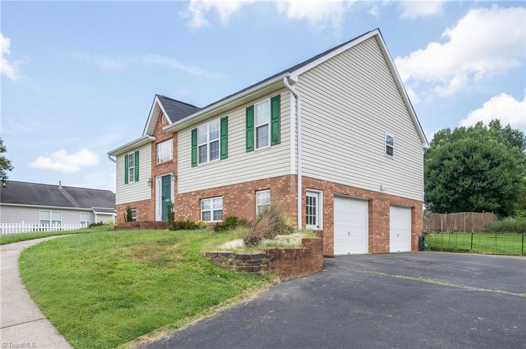 5415 Bridgegate Drive Winston-Salem, NC 27106 - Photo 4 of 41