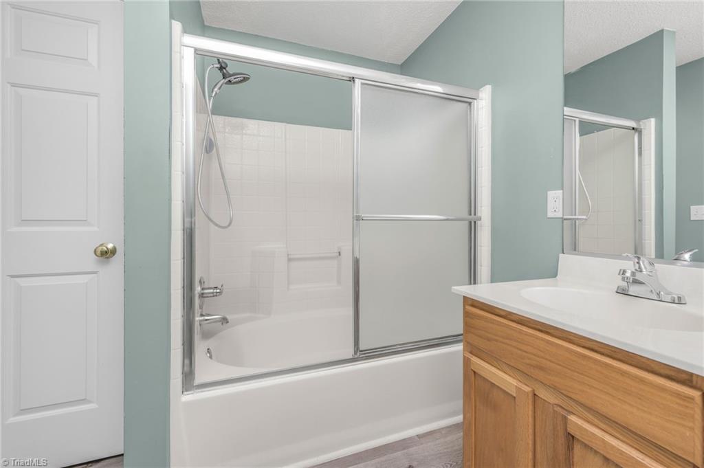 5415 Bridgegate Drive Winston-Salem, NC 27106 - Photo 9 of 41 primary bathroom