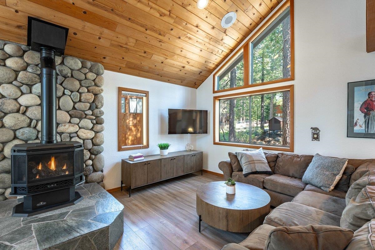 11917 Sitzmark Way Truckee, CA 96161 - Photo 3 of 26