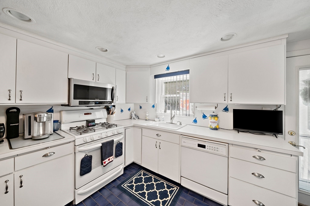 16 F Street Hull, MA 02045 - Photo 7 of 35