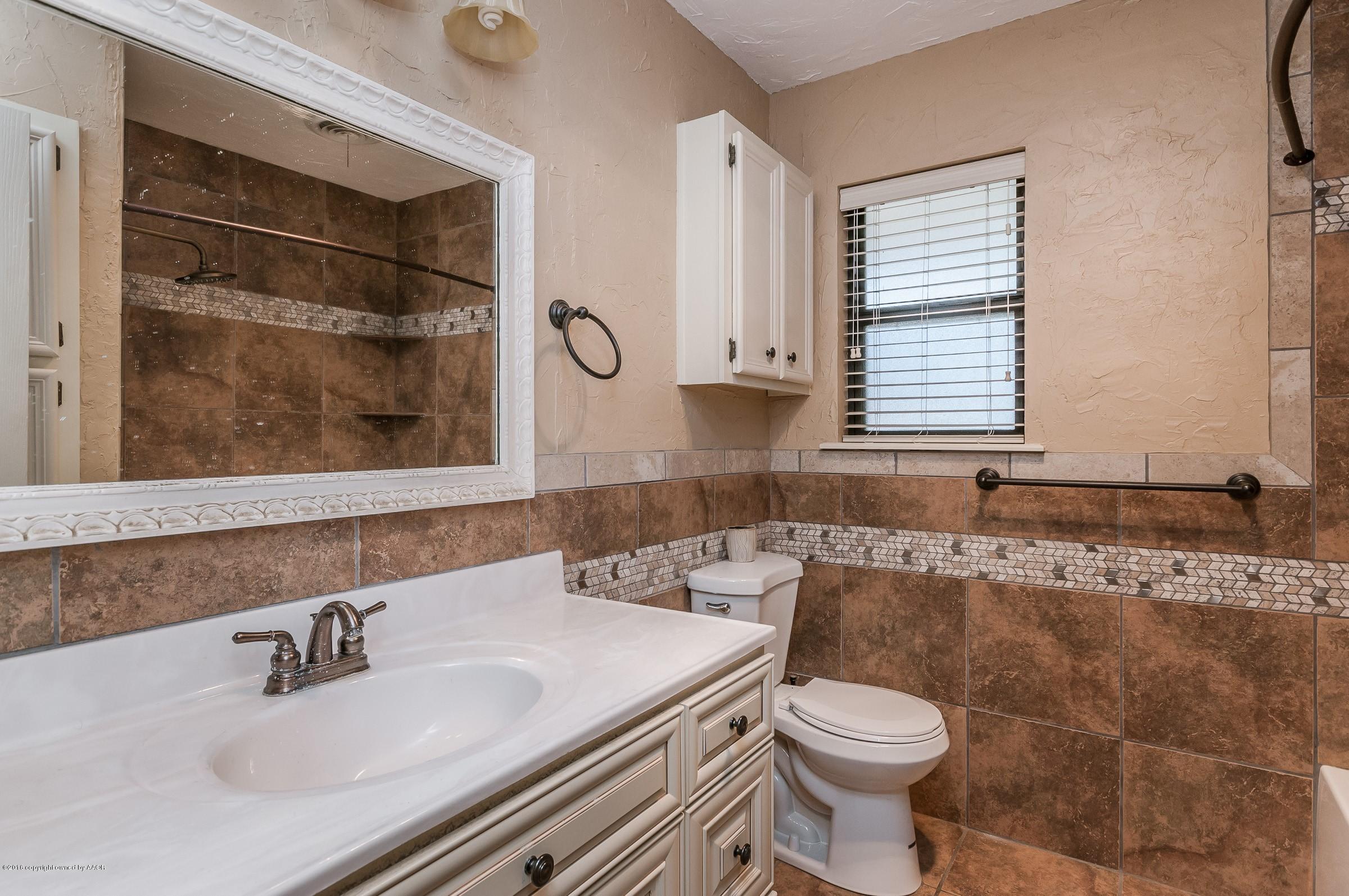5102 McCarty Boulevard Amarillo, TX 79110 - Photo 5 of 21 016_Hall Bathroom