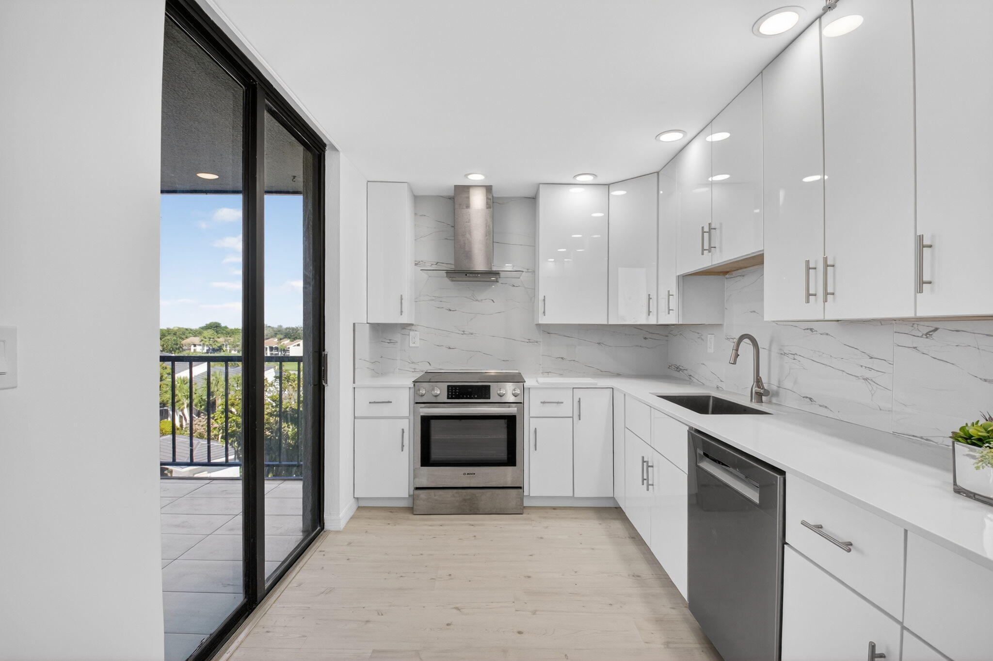 7738 Lakeside Boulevard, Unit 352 Boca Raton, FL 33434 - Photo 8 of 60 kitchen