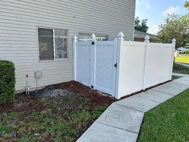 a view of a house with backyard and garden
