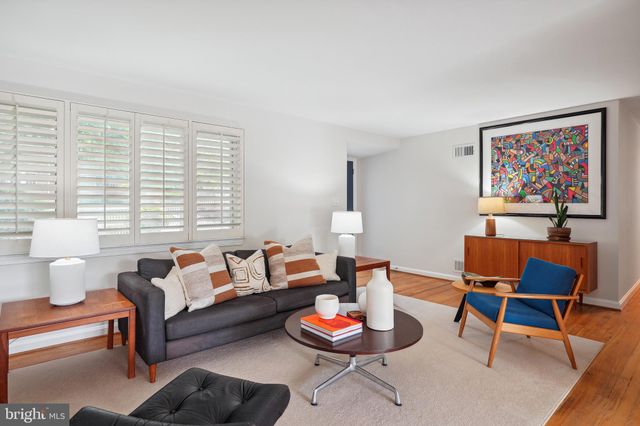 $950,000 | 2511 King Street, Alexandria, VA 22301