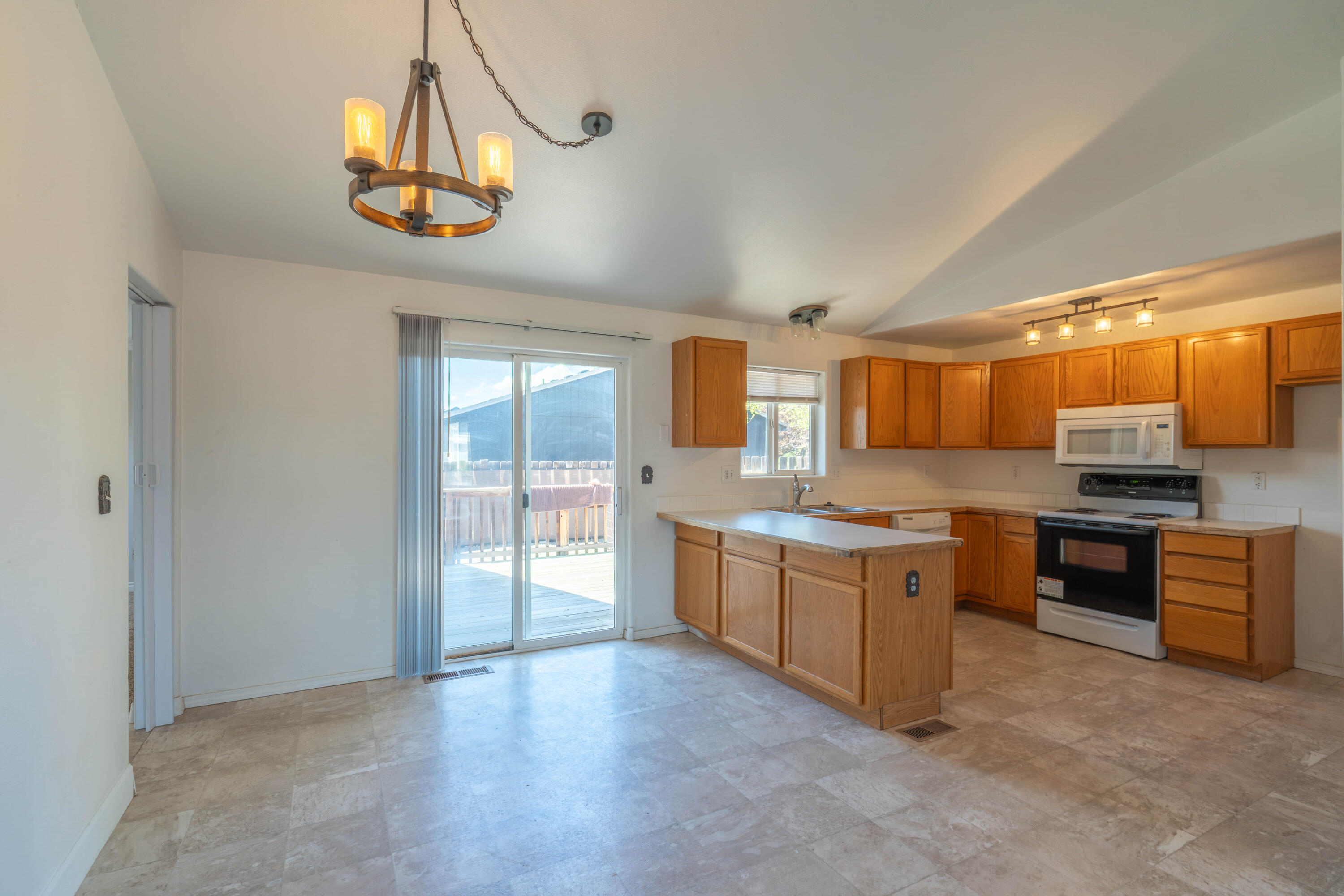 701 Southwest 23rd Street Redmond, OR 97756 - Photo 7 of 36 DSC02276-HDR
