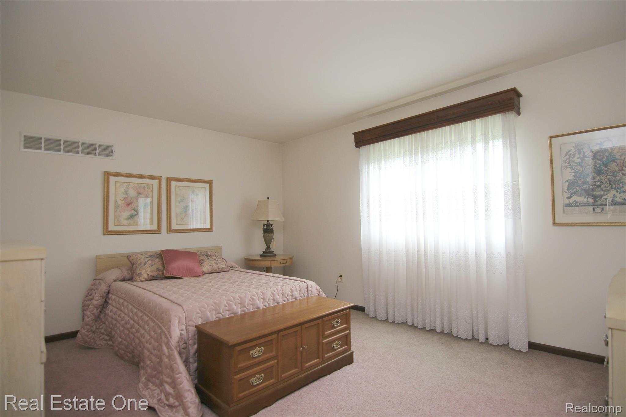 925 East Buno Road Milford, MI 48381 - Photo 13 of 31 jBeagan Ct Bedroom 1.jpg