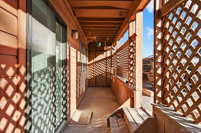 a view of entryway with a front door