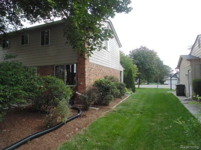 2866 Sandhurst Rochester Hills, MI 48307 - Photo 4 of 28