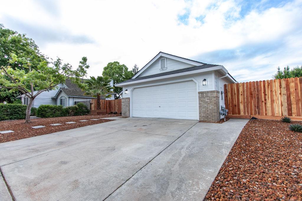 1444 Waterthrush Way Turlock, CA 95382 - Photo 2 of 33