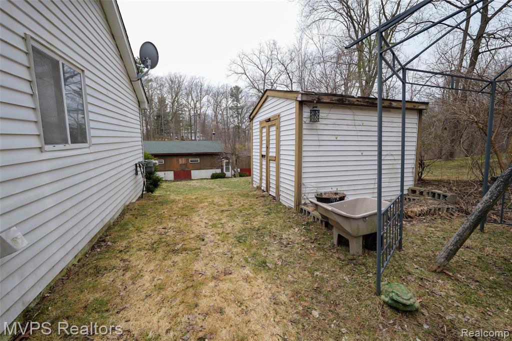 1721 Moffat Road Leonard, MI 48367 - Photo 28 of 38