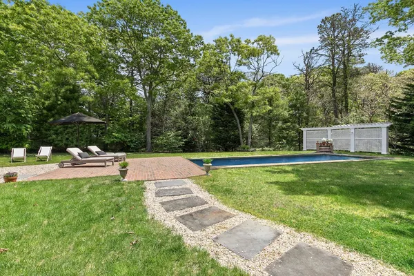 a view of a backyard