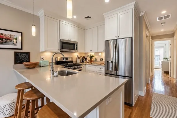$6,000 | 142 West Concord Street, Unit 3, Boston, MA 02118