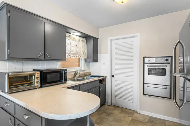 $210,000 | 7727 New England Avenue, Burbank, IL 60459