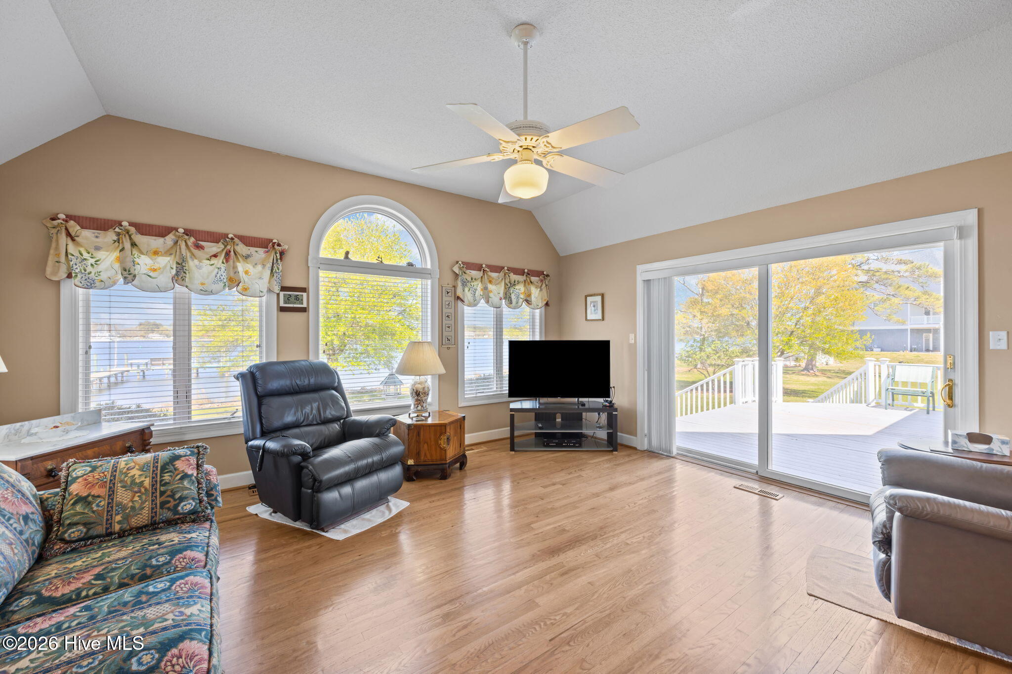 609 Mills Road Oriental, NC 28571 - Photo 49 of 85 Large Family room open to Kitchen
