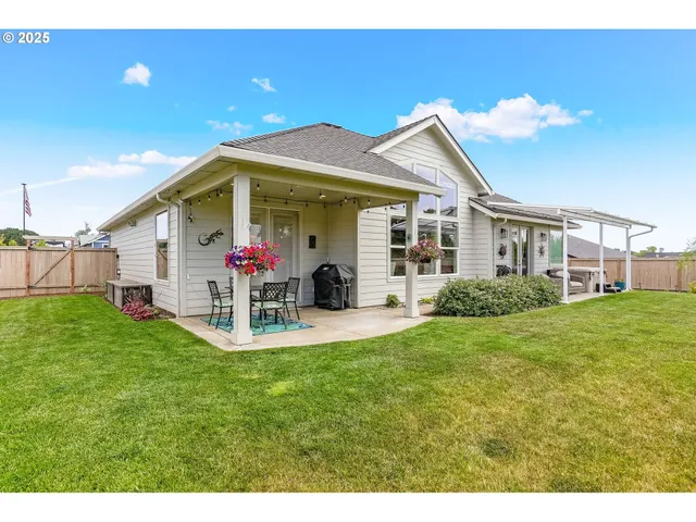 a view of a house with back yard and a garden