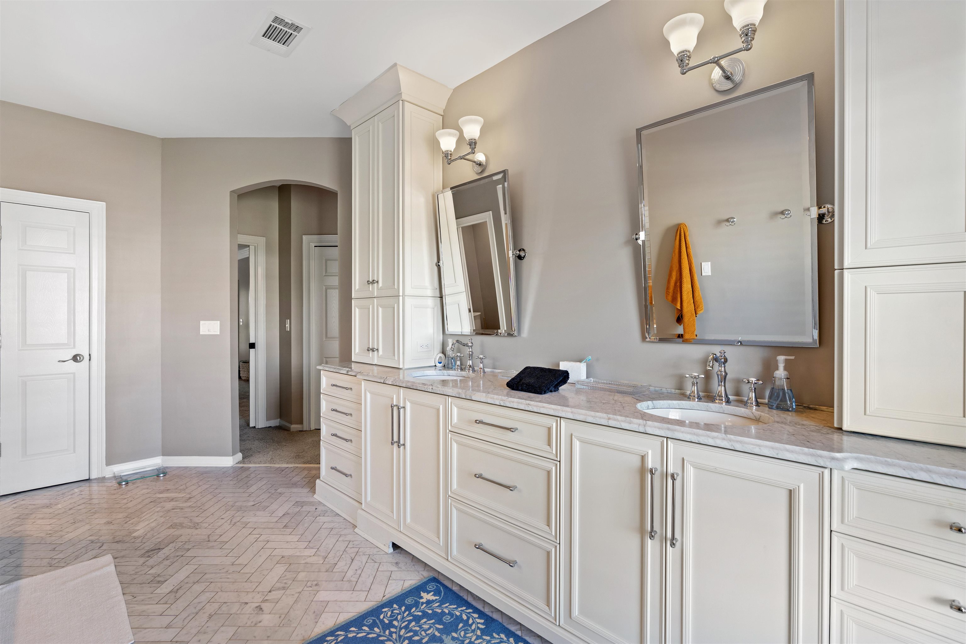 207 Marshside Drive St. Augustine, FL 32080 - Photo 34 of 87 a en suite bathroom with double sink and a mirror