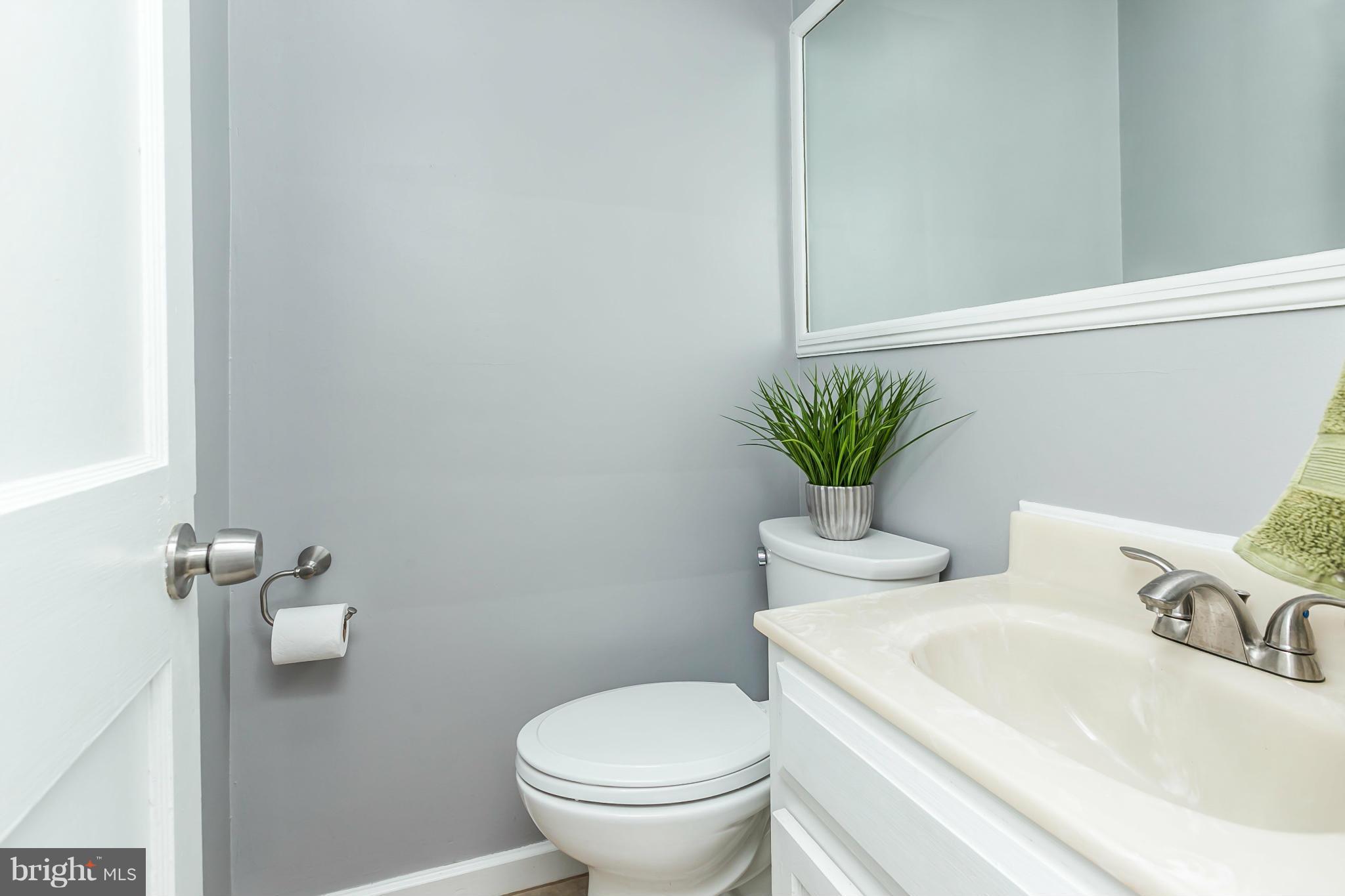 1947 Edgewood Road Baltimore, MD 21286 - Photo 14 of 28 a bathroom with a sink toilet and a mirror