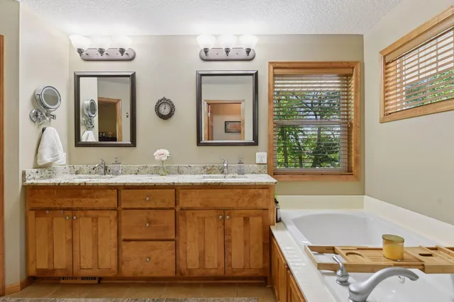 $949,900 | 7423 Tristan Knoll, Victoria, MN 55331