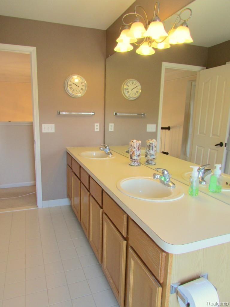 3407 Bonniebrook Court Rochester, MI 48306 - Photo 12 of 27 IMG_1220.jpg