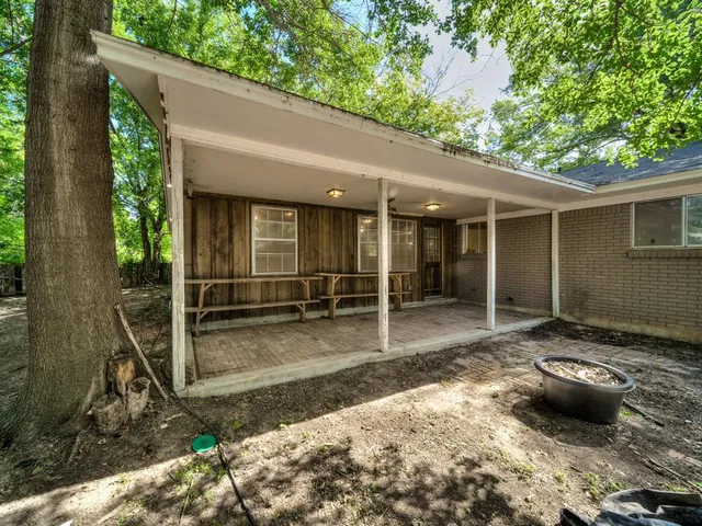 a view of a house with backyard