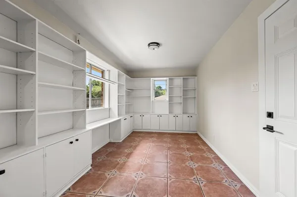 $370,000 | 2 Lincolnshire Circle, Bedford, TX 76021