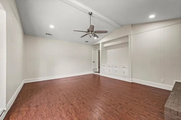 $370,000 | 2 Lincolnshire Circle, Bedford, TX 76021