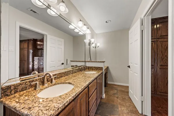 $370,000 | 2 Lincolnshire Circle, Bedford, TX 76021