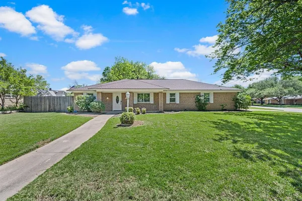 $370,000 | 2 Lincolnshire Circle, Bedford, TX 76021