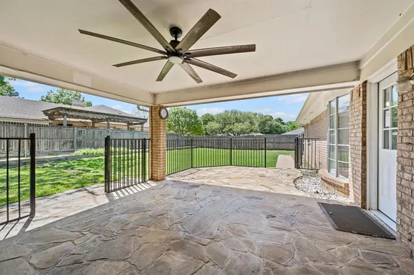 $370,000 | 2 Lincolnshire Circle, Bedford, TX 76021