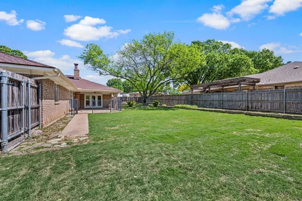 $370,000 | 2 Lincolnshire Circle, Bedford, TX 76021