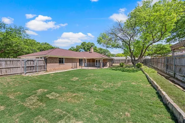 $370,000 | 2 Lincolnshire Circle, Bedford, TX 76021