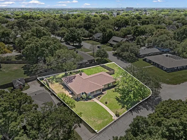 $370,000 | 2 Lincolnshire Circle, Bedford, TX 76021