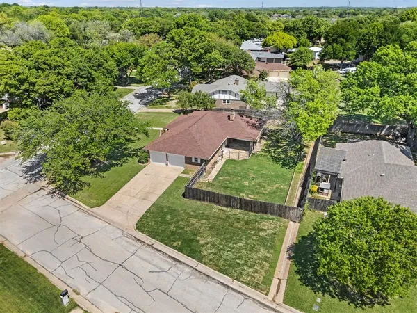 $370,000 | 2 Lincolnshire Circle, Bedford, TX 76021