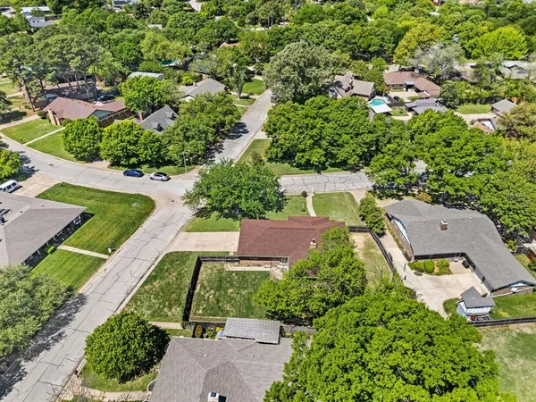 $370,000 | 2 Lincolnshire Circle, Bedford, TX 76021