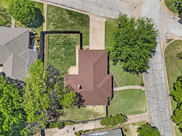 $370,000 | 2 Lincolnshire Circle, Bedford, TX 76021