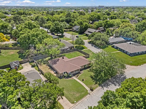 $370,000 | 2 Lincolnshire Circle, Bedford, TX 76021