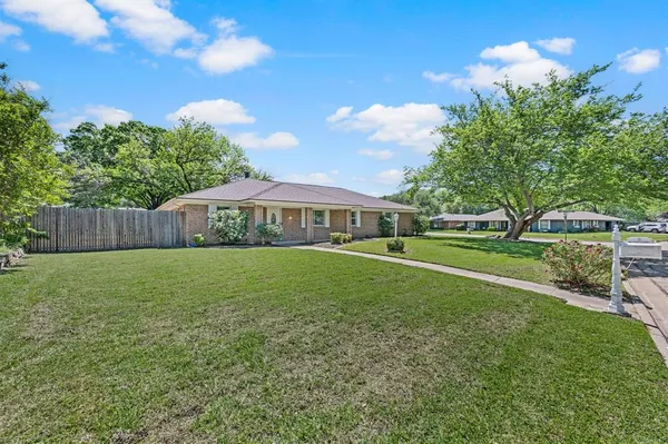 $370,000 | 2 Lincolnshire Circle, Bedford, TX 76021