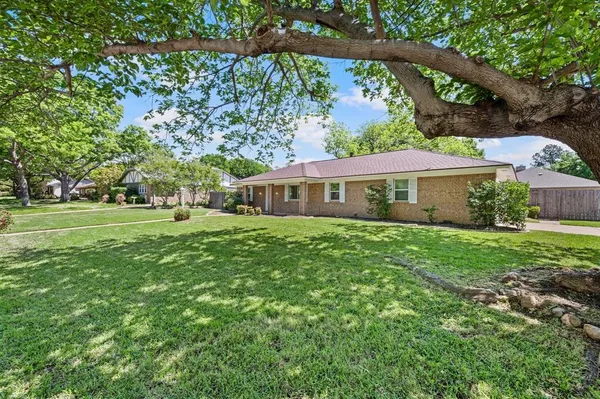 $370,000 | 2 Lincolnshire Circle, Bedford, TX 76021