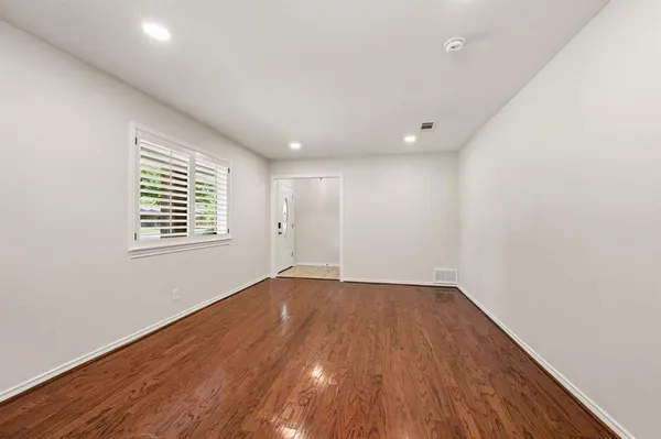 $370,000 | 2 Lincolnshire Circle, Bedford, TX 76021