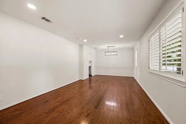 $370,000 | 2 Lincolnshire Circle, Bedford, TX 76021