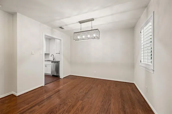 $370,000 | 2 Lincolnshire Circle, Bedford, TX 76021