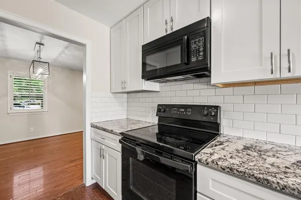 $370,000 | 2 Lincolnshire Circle, Bedford, TX 76021