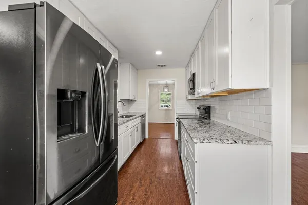 $370,000 | 2 Lincolnshire Circle, Bedford, TX 76021