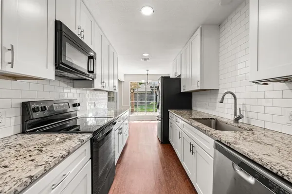 $370,000 | 2 Lincolnshire Circle, Bedford, TX 76021